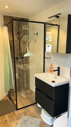 Dusche, Haartrockner, Handtücher, Seife