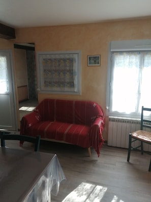 TV, offices - Between Lakes and Mountains (Saint-Vincent-Les-Forts)