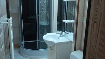 Een douche, een haardroger, zeep, toiletpapier