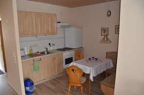 Kahvin-/teenkeitin, jääkaappi, uuni, liesi