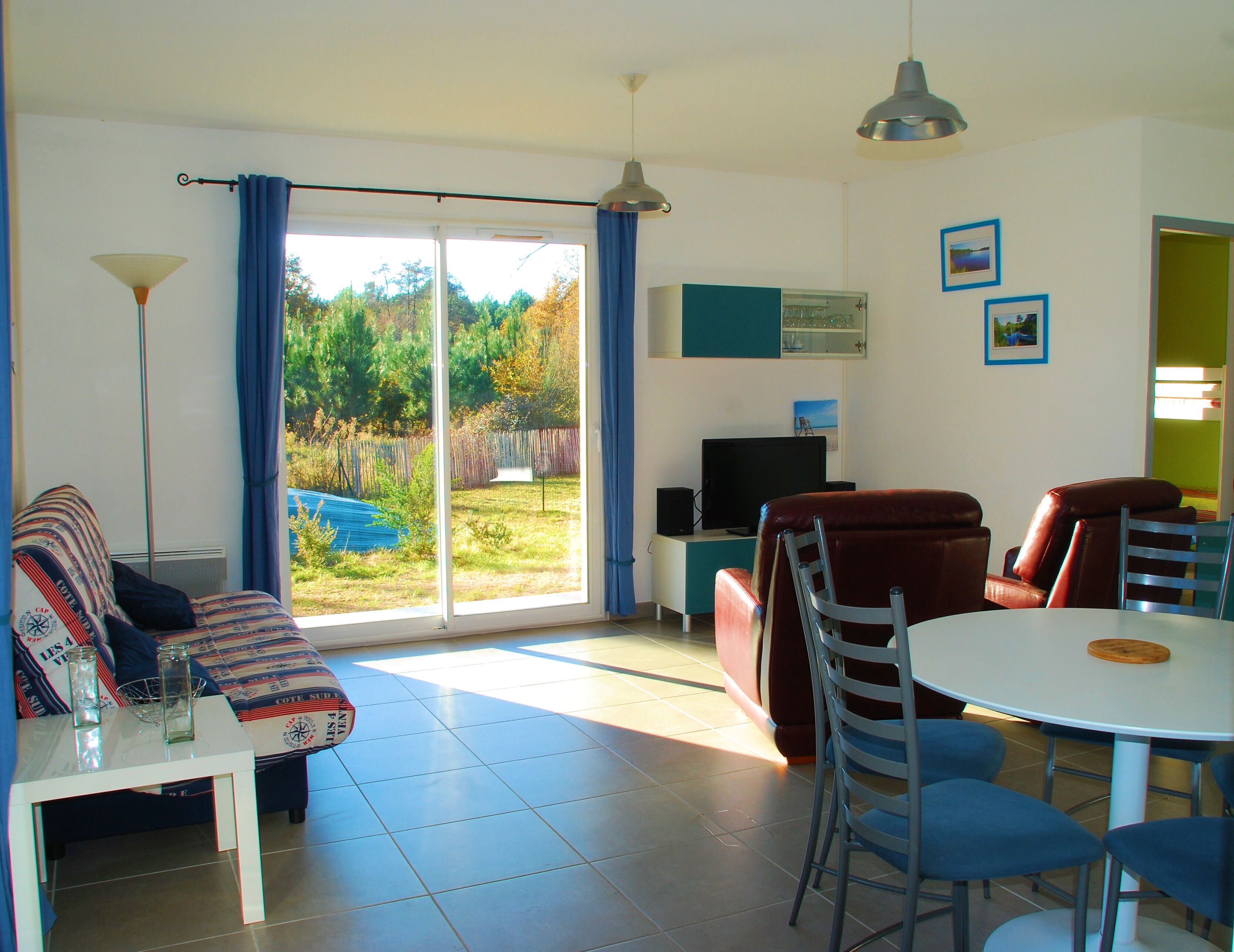 Télévision, lecteur de DVD, chaîne hi-fi