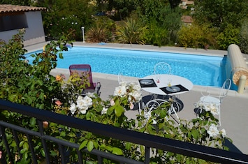 Point repas auprĂšs de la piscine