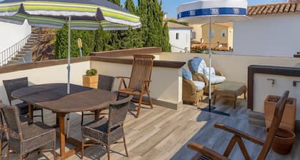 LARGE air-conditioned VILLA. Private swimming pool. beach 1km5, quiet area, indoor parking