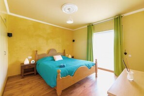 4 chambres, fer et planche à repasser, lit de bébé portatif