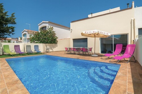LARGE air-conditioned VILLA. Private swimming pool. beach 1km5, quiet area, indoor parking