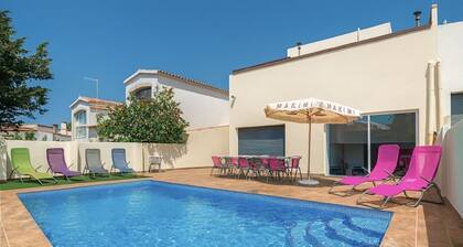 LARGE air-conditioned VILLA. Private swimming pool. beach 1km5, quiet area, indoor parking