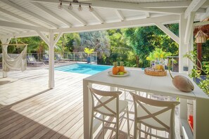 Outdoor dining - Villa Avocatier Salt pool in a tropical garden (SAINT-FRANCOIS)