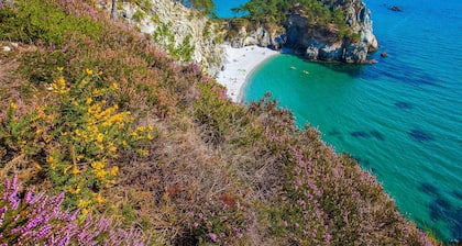 Flat with sea view, large terrace, heated swimming pool