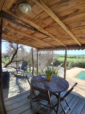 Outdoor dining - La Remise à Bateaux': waterfront fisherman's hut, swimming pool, dog-friendly (Saint-Vivien-De-Médoc)