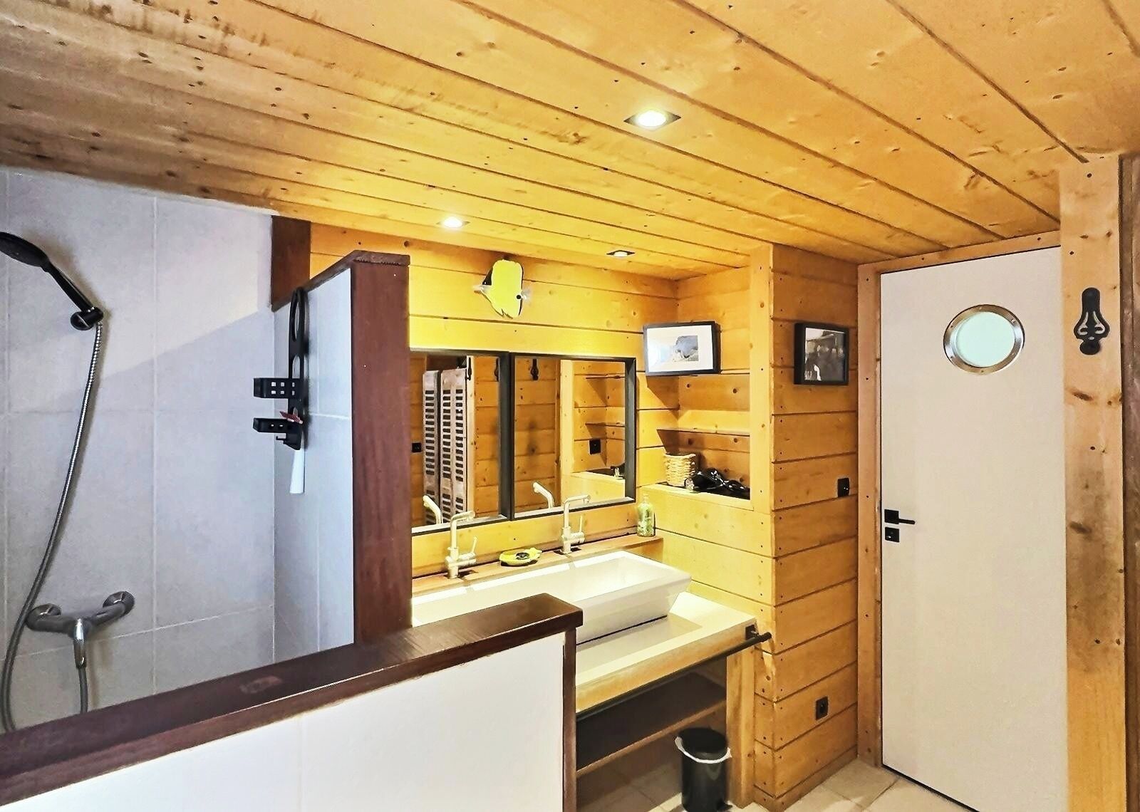 Douche, sèche-cheveux, papier toilette