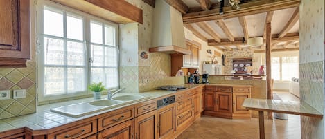 Frigorífic, microones, forn i placa de cuina