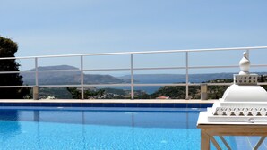 A clear blue pool with a view of distant mountains and a white decorative structure. - Modern villa for 1 to 6 people, private pool, beautiful sea and mountain views (Crete)