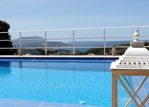 حمّام سباحة خارجي