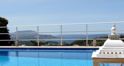 Moderni huvila 1-6 hengelle, oma uima-allas, kaunis merinäköala