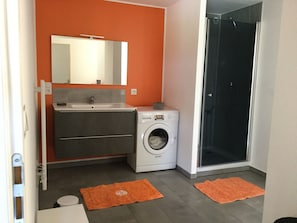 Shower, hair dryer, towels, toilet paper - APARTMENT 4 to 6 BEDS - Ground Garden (PORTICCIO)