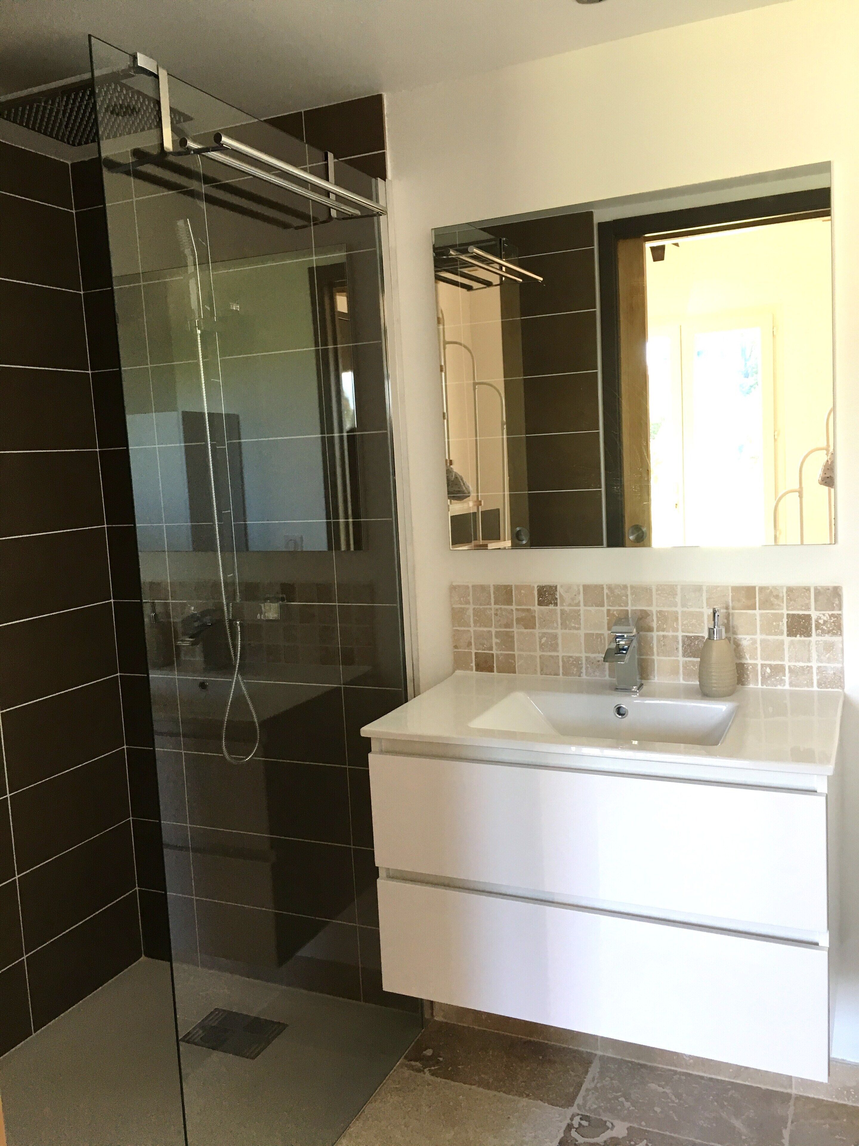 Ensemble douche/baignoire, sèche-cheveux, serviettes fournies