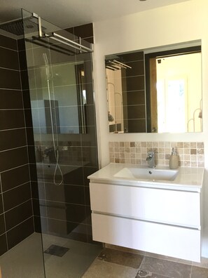 Combined shower/bathtub, hair dryer, towels, toilet paper - Gîte in Provence at the foot of the Luberon (Velleron)