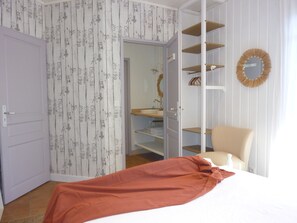 4 bedrooms, desk, iron/ironing board, travel cot
