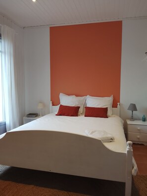 4 chambres, bureau, fer et planche à repasser, lit parapluie