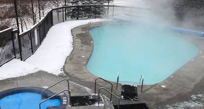 Cozy Canmore Condo for 7🍁Modern Rustic Mountain Escape⛰☀️Outdoor Pool & Hot Tubs☀️