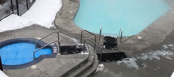 Cozy Canmore Condo for 7🍁Modern Rustic Mountain Escape⛰☀️Outdoor Pool & Hot Tubs☀️