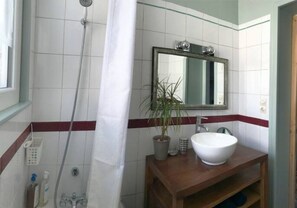 Combined shower/tub, hair dryer, towels, soap - Tot Anoste Keer! Lille or almost ... (Mouvaux)