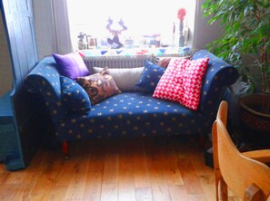 Livres, chaîne hi-fi, espaces bureaux