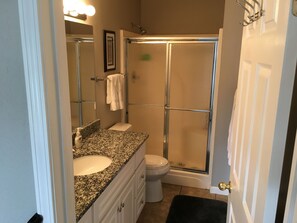 Combined shower/bathtub, towels