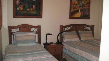 2 chambres, fer et planche à repasser, accès au Wi-Fi (inclus)