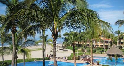 Dos dormitorios / dos baños condominio en un Premier cerrada privada Golf And Beach Resort.