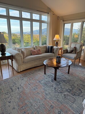 Téléviseur connecté, lecteur de DVD, livres, chaîne audio