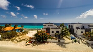 A coastal property with modern architecture, a sandy beach, and a clear view of the ocean. - ❤ Exceptional oceanfront vacation ✔ (Kralendijk (Punt Vierkant))