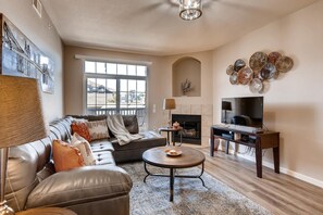 Een smart-tv, een open haard, videogames en een filmbibliotheek