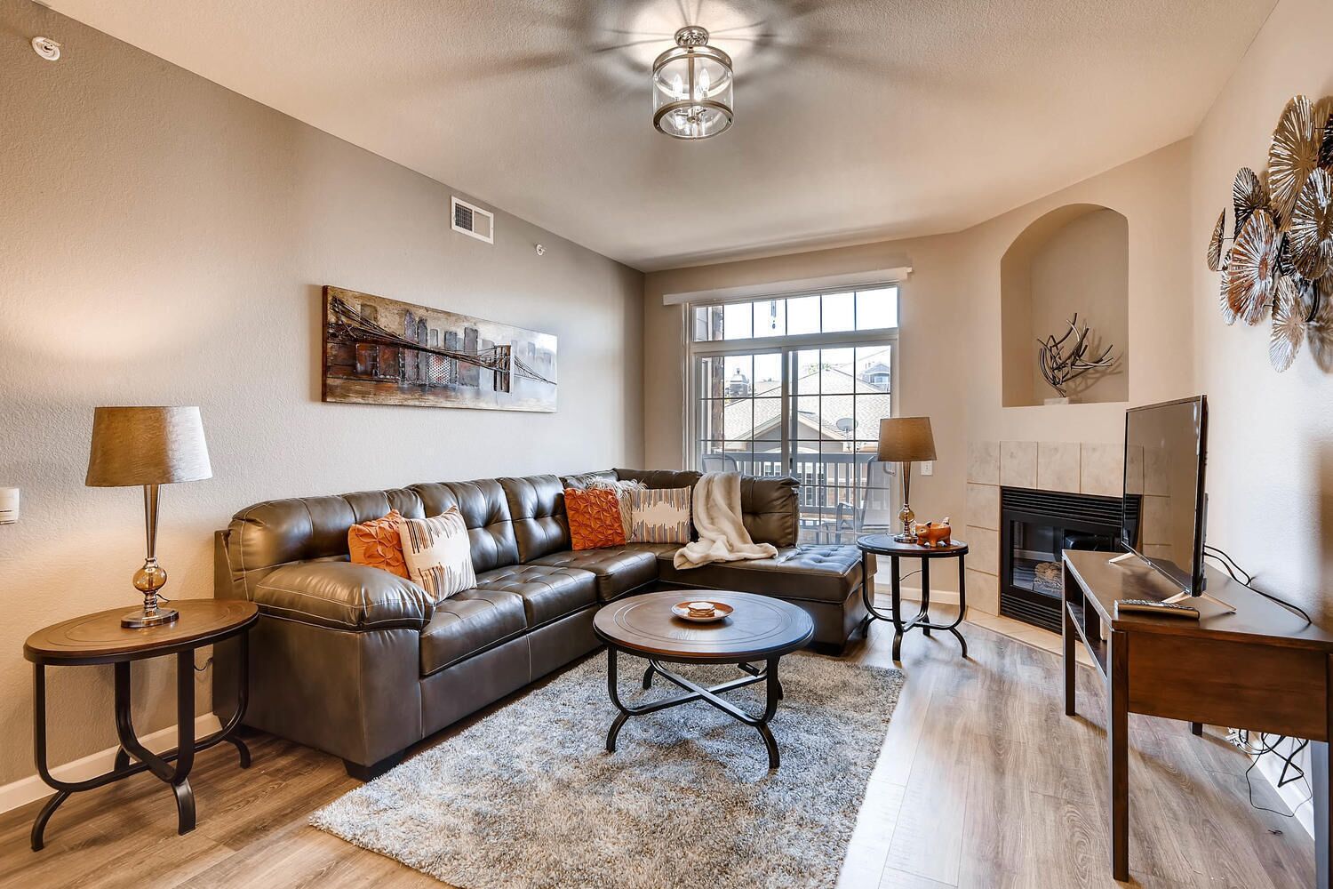 智能電視、壁爐、電子遊戲、影像庫