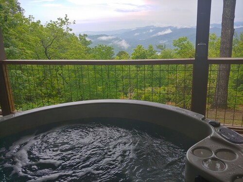 This is the one!!! Just WOW... AMAZING Mountain/Lake Views HotTub FirePit