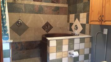 浴槽、タオル、トイレットペーパー