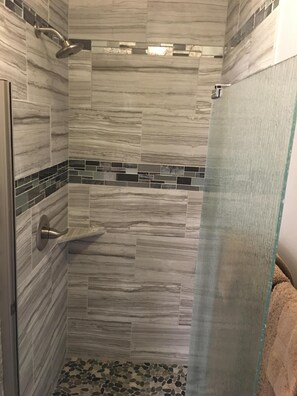 Combined shower/bathtub, towels, toilet paper - Captain Ron's No-Wake Cove. Terrific lake views from inside home & from decks! (Sunrise Beach)