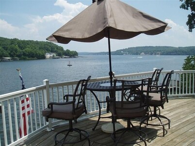 Captain Ron's No-Wake Cove. Deck & terrific views! Shoot Out dates open