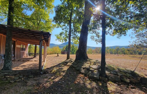 Eine abgelegene Hütte auf dem Buffalo Nation Fluss mit schöner Aussicht und Tierwelt.
