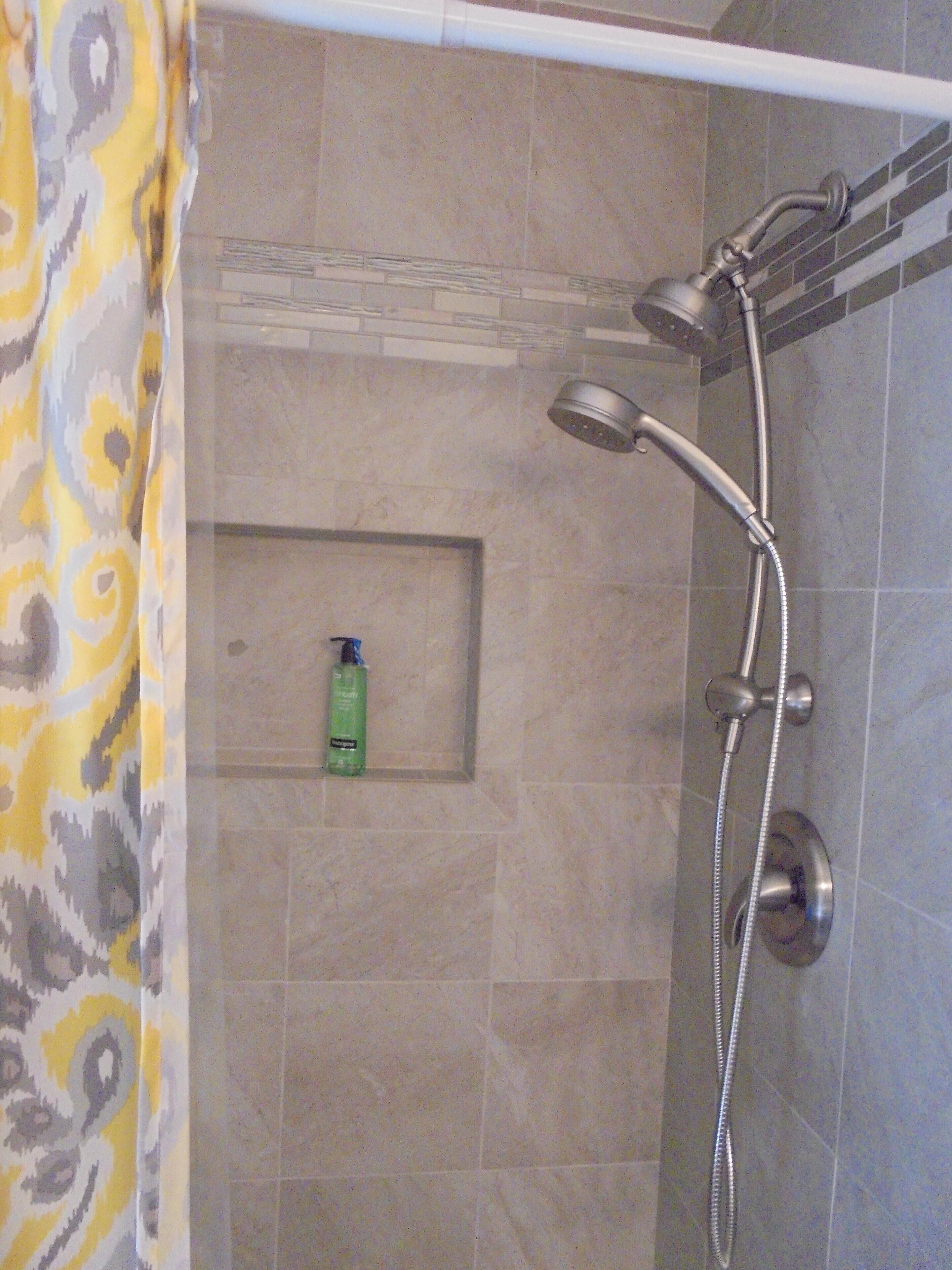 Combined shower/bathtub, hair dryer, towels