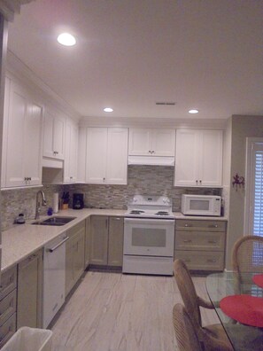 Fridge, microwave, oven, stovetop - Relaxing resort home, newly renovated (Edisto Island)