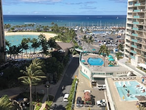 Um resort com piscina, praia e vista para o oceano.