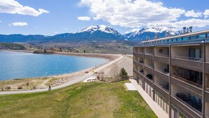 Un hotel con vistas a un lago y montañas.