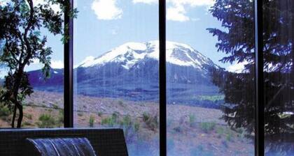 Premier Scenic Lakefront Luxury Heart of Colorado Ski Country