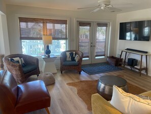 智能电视、DVD 播放器、书、立体声音响