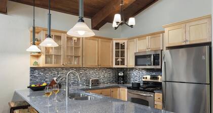 Top of the Village~Ski-in/out~HT~Pool~Grill~Parking