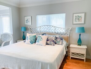 4 habitaciones, escritorio y tabla de planchar con plancha 