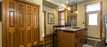 Drake House- Fleur De Lis (Private hot tub)