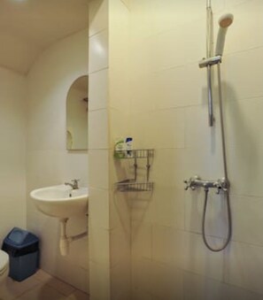 Haartrockner, Handtücher, Seife, Toilettenpapier