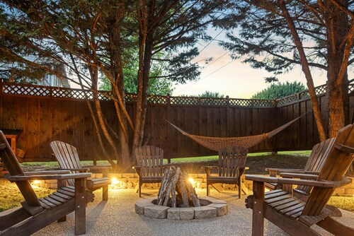 NEU RENOVIERT In der Stadt geräumiges Haus Whirlpool WiFi Minuten von den Sehenswürdigkeiten der Umgebung